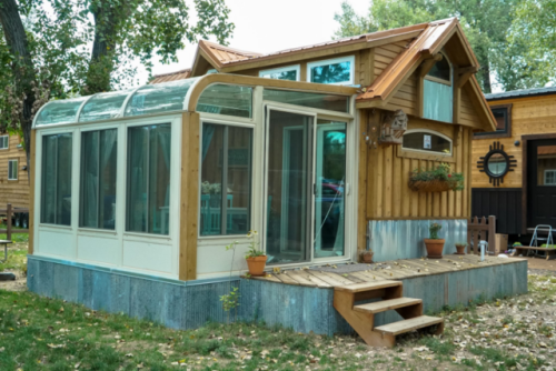 magicalhomesandstuff:This is wonderful- they added a sunroom...