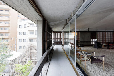 ryanpanos:<br /><br />The Metabolist Sky House | Kiyonori Kikutake | Socks Studio<br />The house the Japanese architect Kiyonori Kikutake (1928-2011) designed and built for himself in 1958, still stands out as a monument to his life-long architectural beliefs. A founding member of theMetabolist movement, Kikutake laid the foundation for an architecture able to intrinsically provide its own rules for growth, and for new models of cities able to develop over new physical grounds. His own Sky-House is an elevated single volume that literally embodies both these key principles on a domestic scale.<br />The house consists of a single 10x10m concrete slab  raised up on 4,5 m high piers located on the central axe of each side, in order to free the corners. The piers also support the concrete roof. The architect’s refusal of functionalism is materialized in an open, flexible floor plan with a central living space and service areas on the sides, which recalls traditional Japanese interiors. All around this single space runs a continuous balcony.<br />