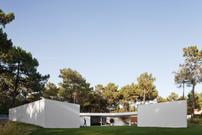 ombuarchitecture:<br /><br />House in Aroeira<br />Due to the absence of fences, the hexagonal shape of the plot is not clear and the ground blends with the surrounding pinewoods. The house occupies the maximal area of construction, concentric to the six-sided plot. Disposed round a courtyard to which every space converges, its peculiar form finds a precise boundary in the outline of the canopy. Service areas provide geometry and stability to the main spaces.<br />By Aires Mateus<br />Photos by FG+SG