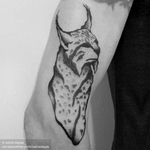 By Adrià Deyza, done at The Gallery Tattoo, Barcelona.... lynx;feline;big;animal;contemporary;adriadeyza;facebook;blackwork;twitter;illustrative;upper arm