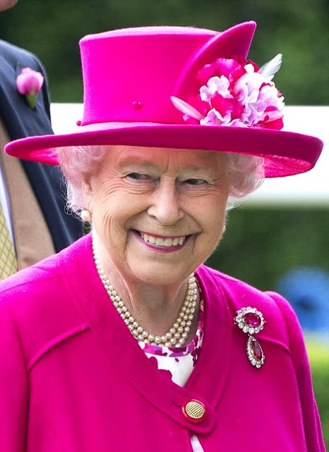 ROYALTY AND POMP (THE HEADDRESS H.M. Queen Elizabeth II of Great...)