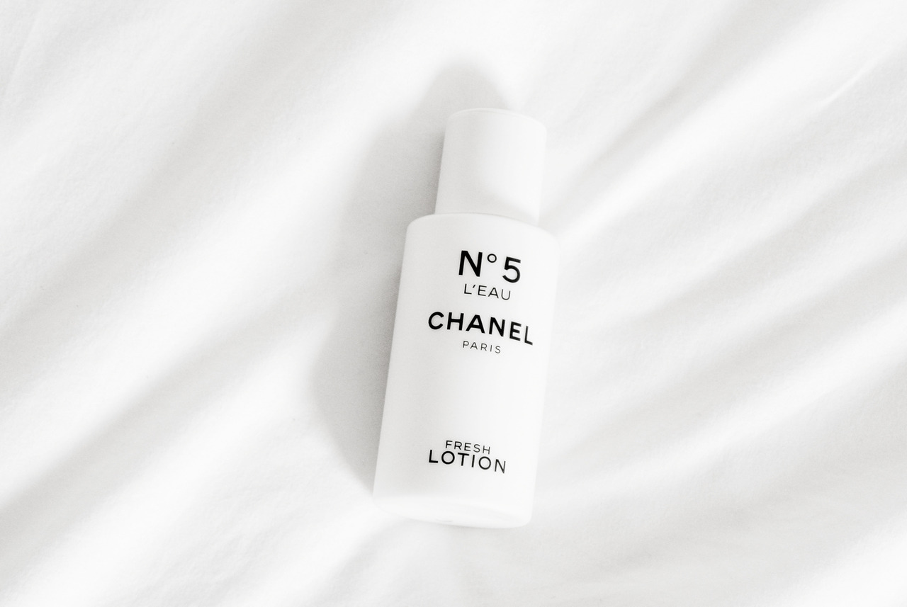Chanel - N°5 L'EAU - Fresh Lotion - Luxury Fragrances - 100 ml - Avvenice