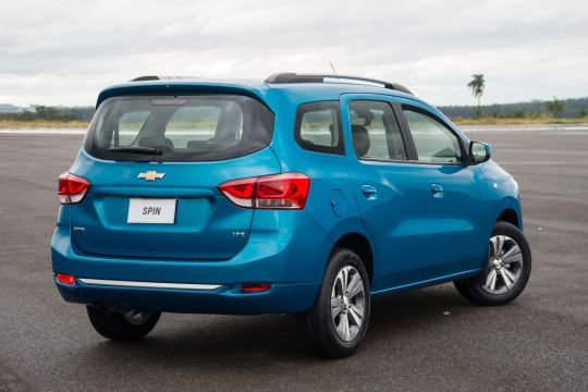 Chevrolet Spin LTZ na cor azul com a traseira em detalhe