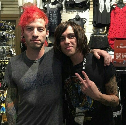 fansofbandswithfans:Band members with band members