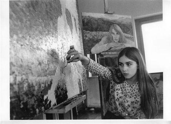 La foto di una giovane Romina Power nel 1966 a Roma mentre dipinge un quadro. Le favolose ragazze degli anni 60.