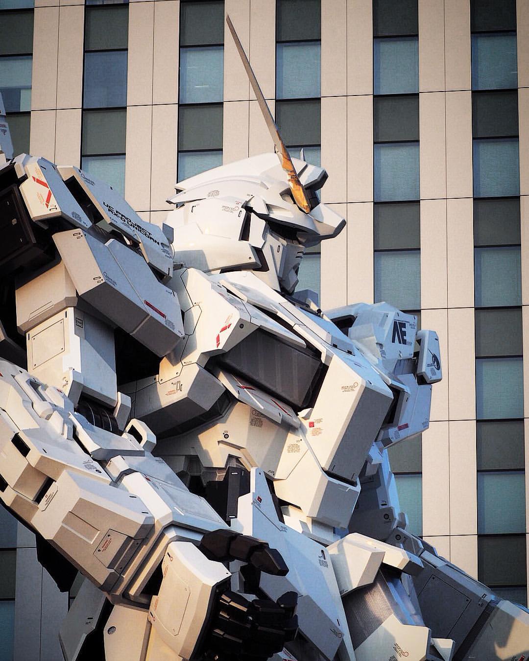 life size unicorn gundam statue