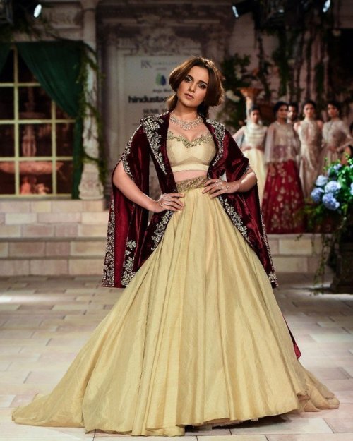 bollywoodhqs:Kangana walks the ramp for Anju Modi during India...