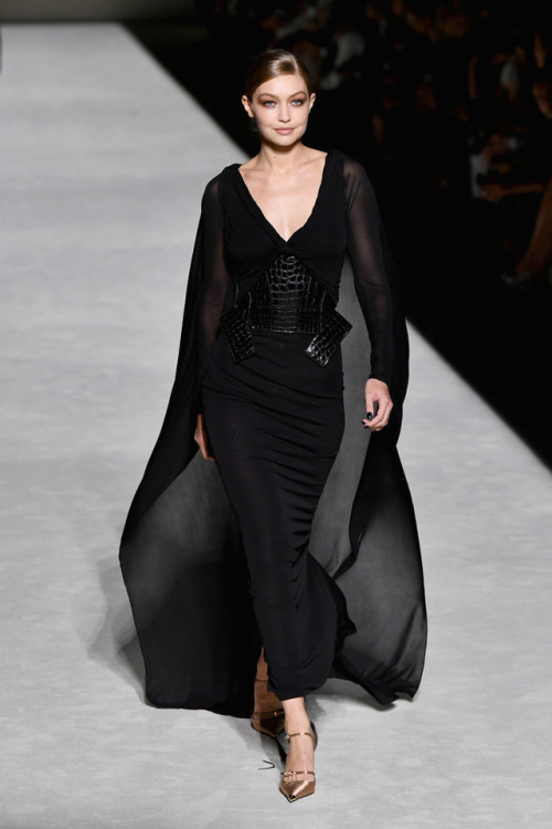 all4jp:Gigi Hadid walks the runway at Tom Ford fashion show -...