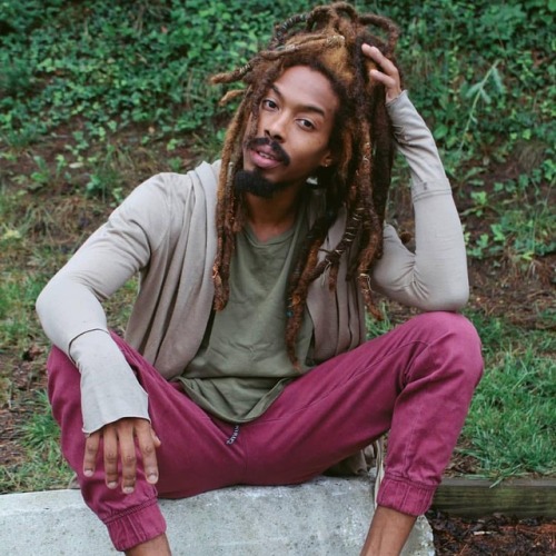 islandnaturals:@2tachi#menwithlocs #locs #freeformlocs...