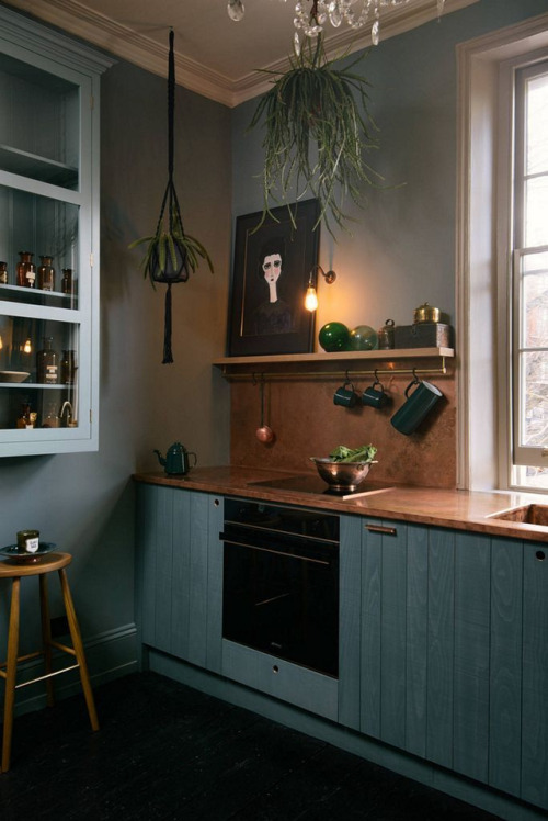 A glamorous update for the deVol’s rustic kitchen...