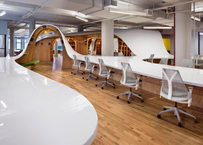 dezeen:<br /><br />New York office with a 330-metre-long desk that wraps around corridors »<br />