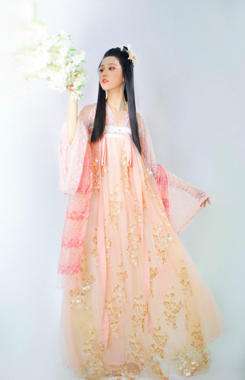 hanfugallery:Traditional Chinese hanfu by 美人夜来工作室