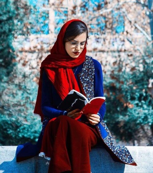 arab arabian beauty lonely beauty colors colorful reading books hijab women fashion fashion style photography