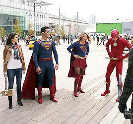 arrowverse crossover gif.