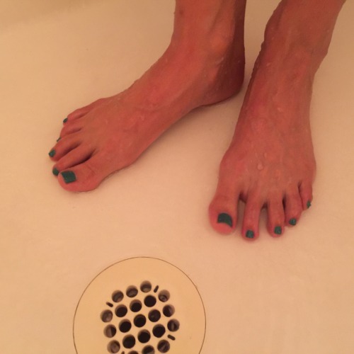 fetishgurl:Clean toes for tonight….