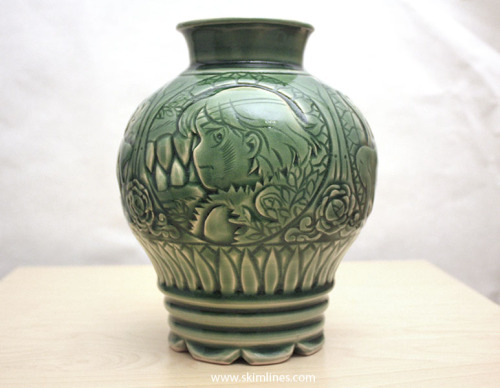 skimcasual:The vase :D greenware photos. It will be in the art...