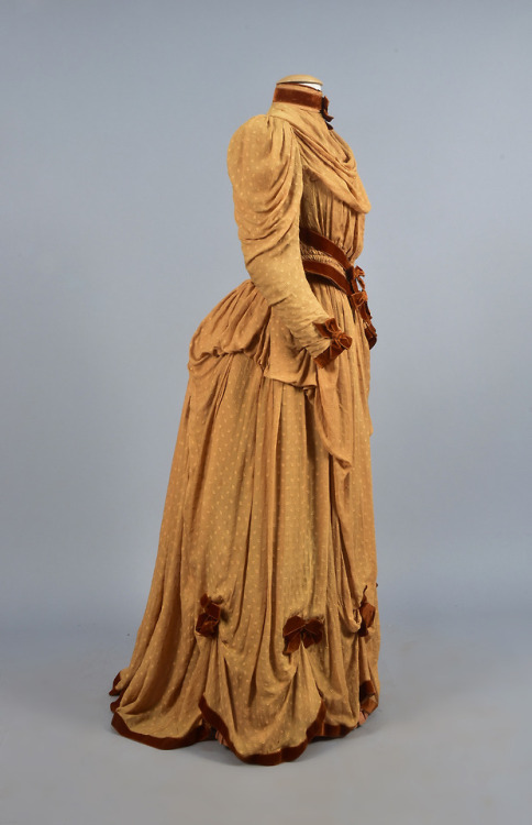 fripperiesandfobs:Day dress, 1880′sFrom Whitaker Auctions