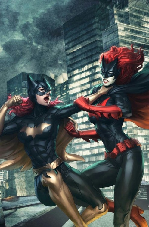 dianapforlunch:Battle of the century! Batgirl vs Batwoman!