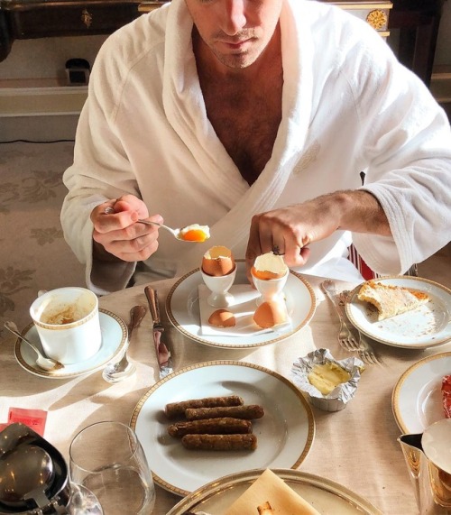 imaslave4u:Armie Hammer, breakfast in Milan, Italy (September...