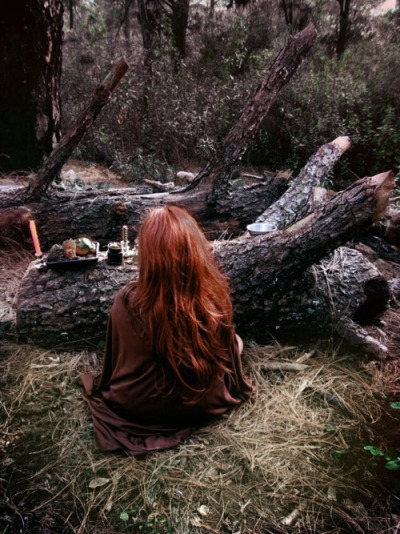 Resultado de imagen para girl in the woods aesthetic