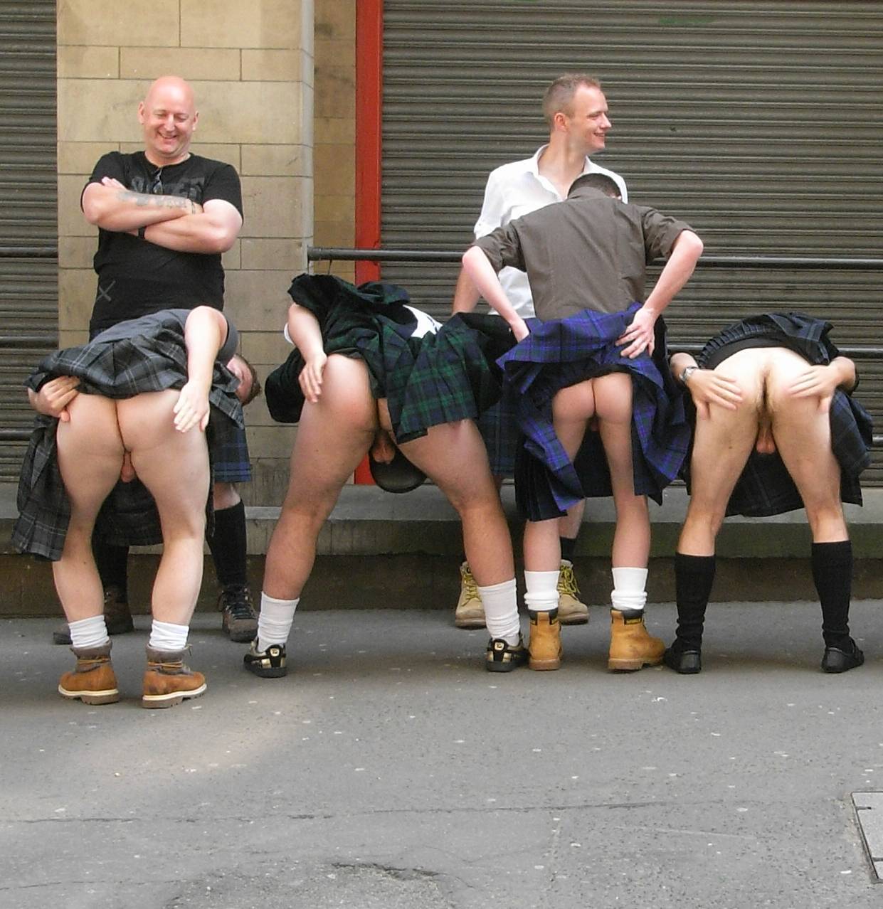 голые парни в шотландских юбках фото 15