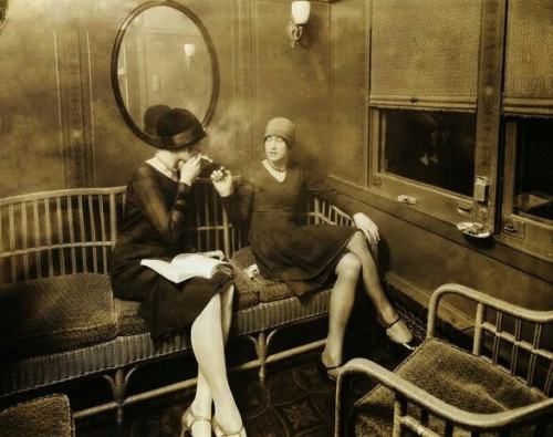 cobblestonestreet:Flappers in the 1920s