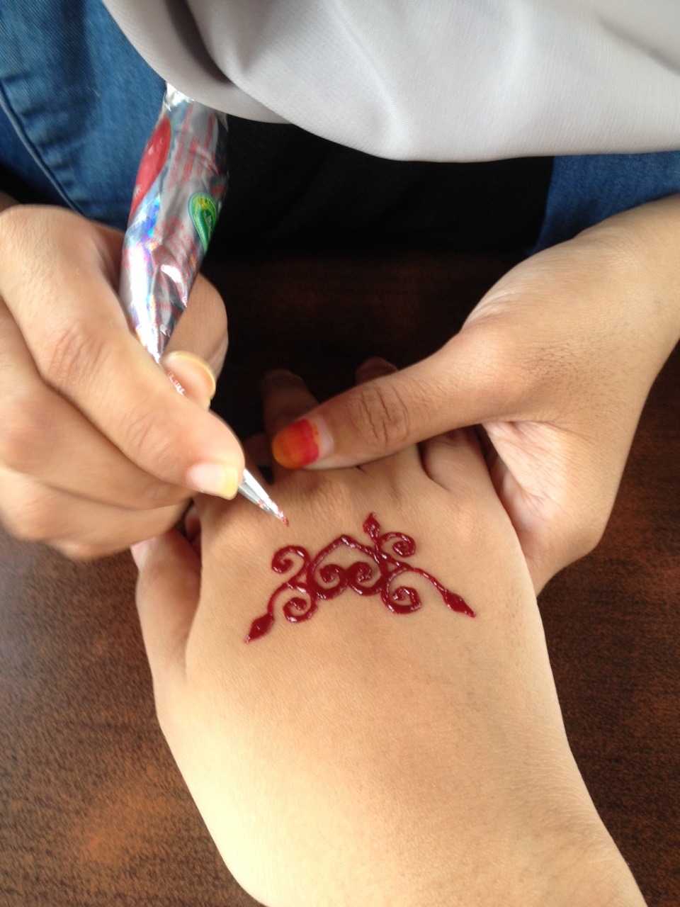 Gambar Henna Tangan Warna Hitam MODELEMASTERBARU
