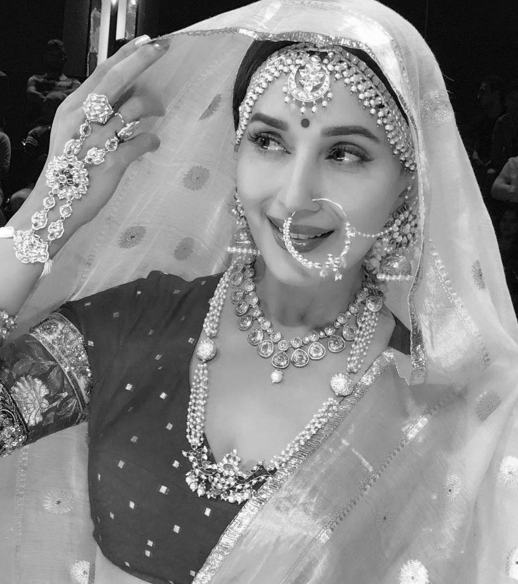 Madhuri Dixit - Madhubala style! Source: Madhuri Dixit-Nene on Twitter