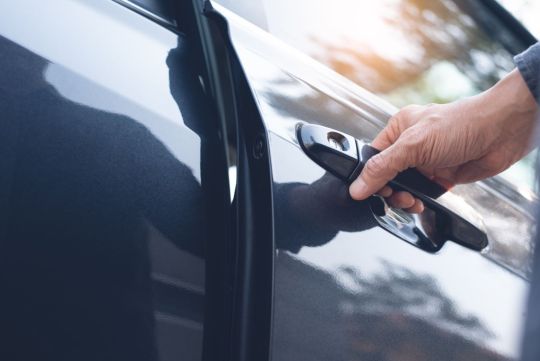 fechar porta do carro mao macaneta carro preto shutterstock