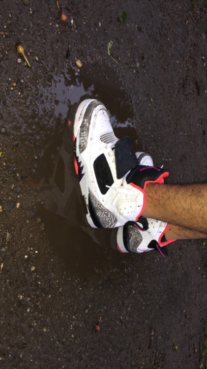 sneakfreak0101:My boyb"A" splashing in his Jordan Son...