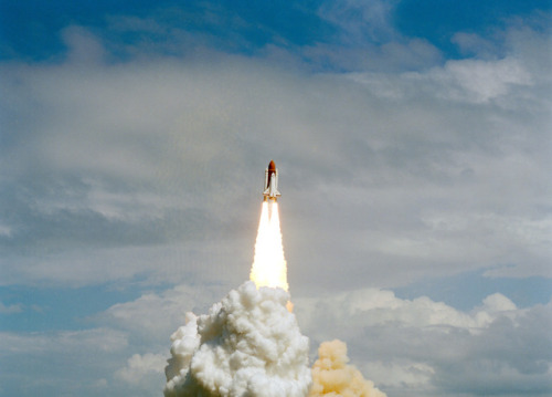 spinningblueball:Space Shuttle Discovery Launching