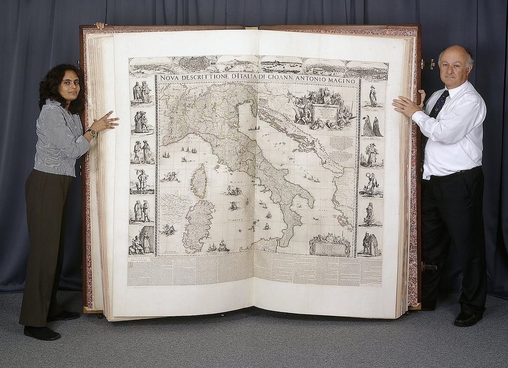 Erik Kwakkel • The Biggest Book In The World Standing 175