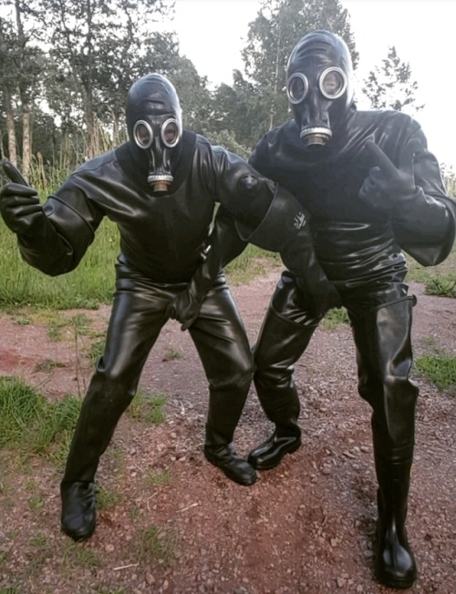 sag4:Gear buddies in rubber.