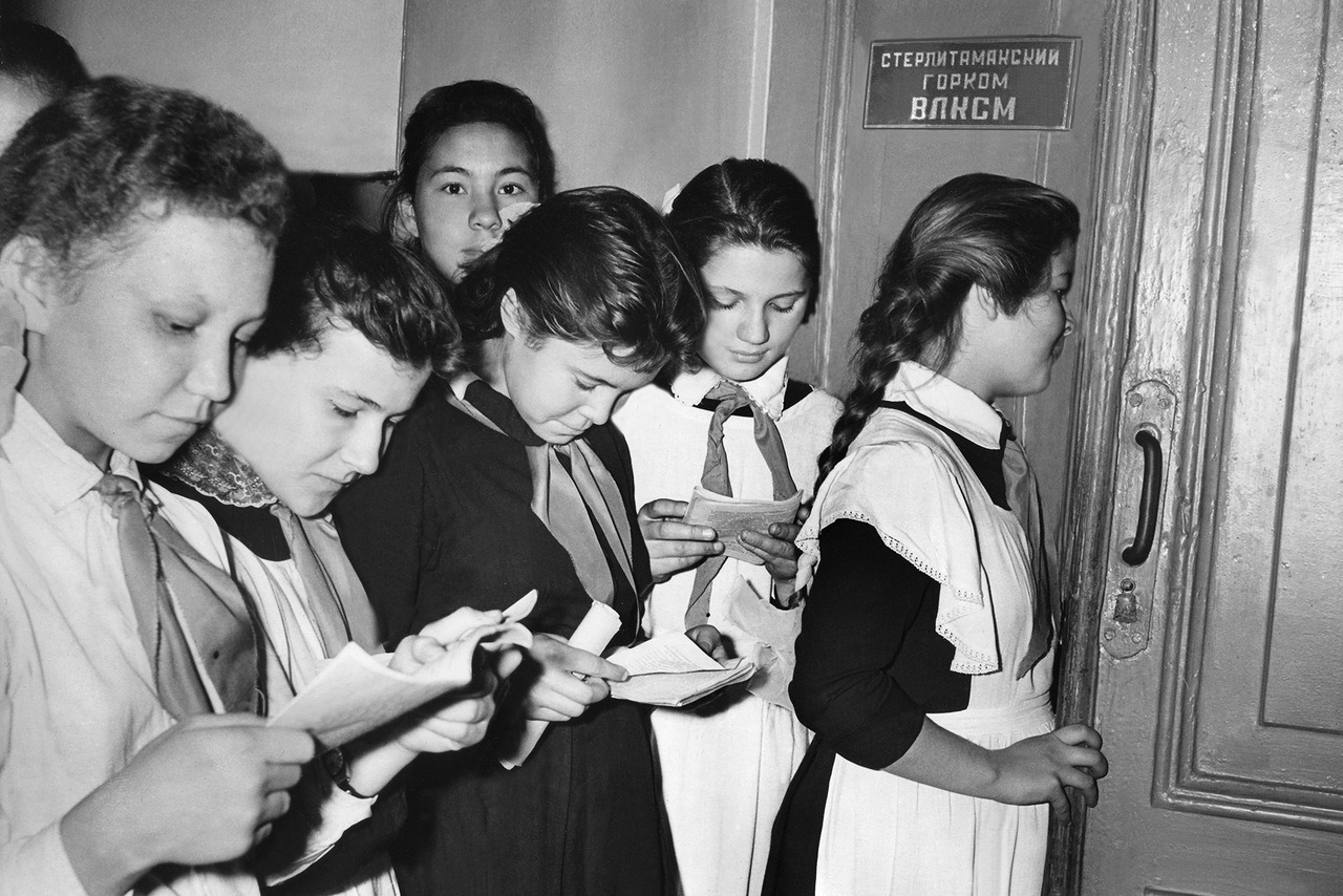 Getting ready to be accepted into Komsomol (Sterlitamak, 1960s) (via)
Girls are reading little books of rules of Communist Youth Organization.