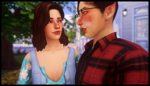 simxiety:emy’s lil family! his wife ashely and their tots paula...