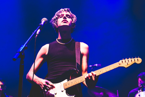 henrywinterish:Ezra Furman @ Roundhouse 31/10/2016 by Rebecca...