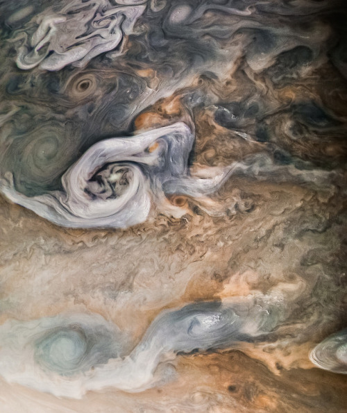 astronomyblog:Juno in Jupiter (the images that appear the juno...