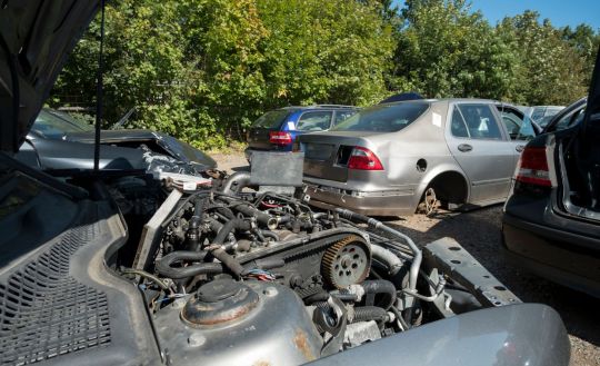 carro recuperado carcaca patio restos de veiculos credito shutterstock