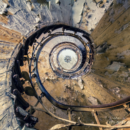 abandonedandurbex:The spiral staircase of an abandoned grand...