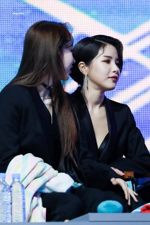 fy-yongsun:190105 Solar & Moonbyul @ 2019 Golden Disk Awards...