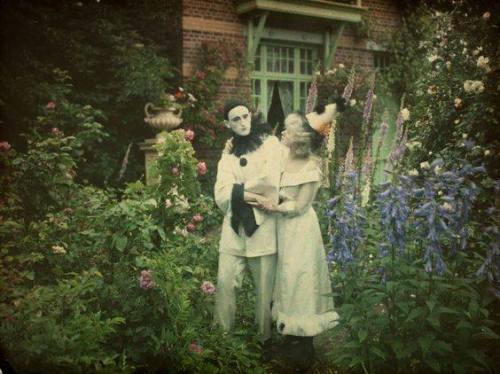 stardustfuzz:Mime in Love (c. 1912)Autochrome photographs by...