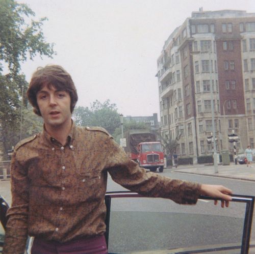 thisaintnomuddclub:Paul McCartney in London, 1966. Photo...