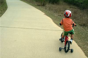 The Happiness Valley
De acuerdo con una reciente normativa, hasta los niños más pequeños, cuando van por el parque con su minúscula bicicleta de ruedines, deben usar casco. Si no lo hacen, sus padres se exponen a una multa de nada menos que 200...