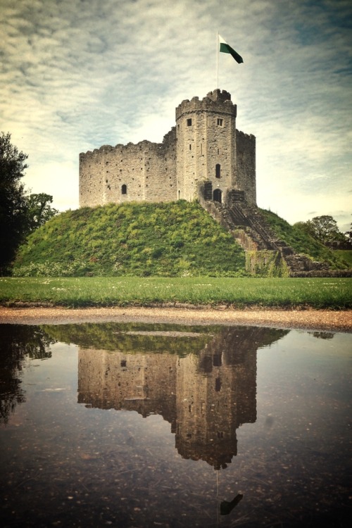 breathtakingdestinations:Cardiff Castle - Wales (by Ronan...