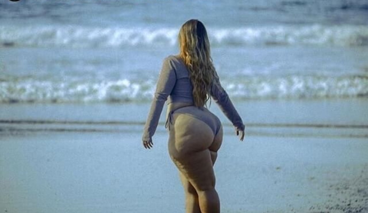 PAWG fingert vor der Cam ihren Arsch 