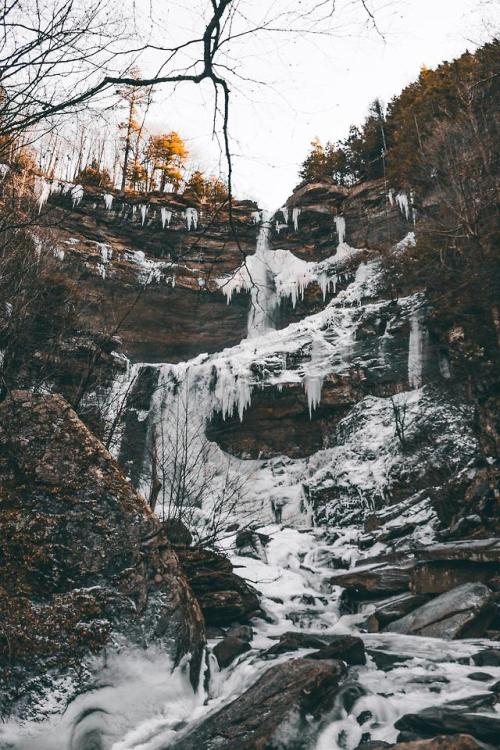 earthporn:Frozen Kaaterskill Falls, New York [OC] [2000x3000]...