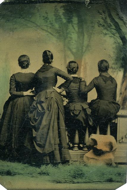 morbidcuriosityomg:Victorian mourning photos in which women...