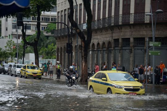 carro atingido por enchente: o que fazer