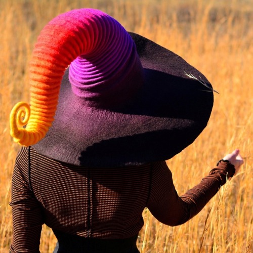 sosuperawesome:Felt Witch Hats / DIY TutorialFelt Wicked Art...