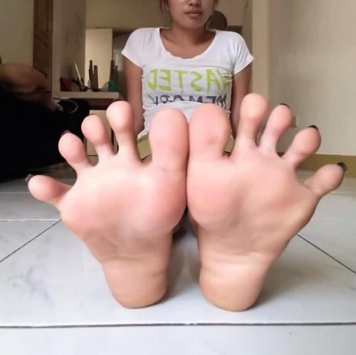 I go nuts for female feet and soles